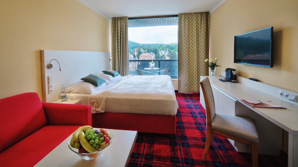 Hotel Thermal - modernizace hotelového komplexu - Červený pokoj se sofa